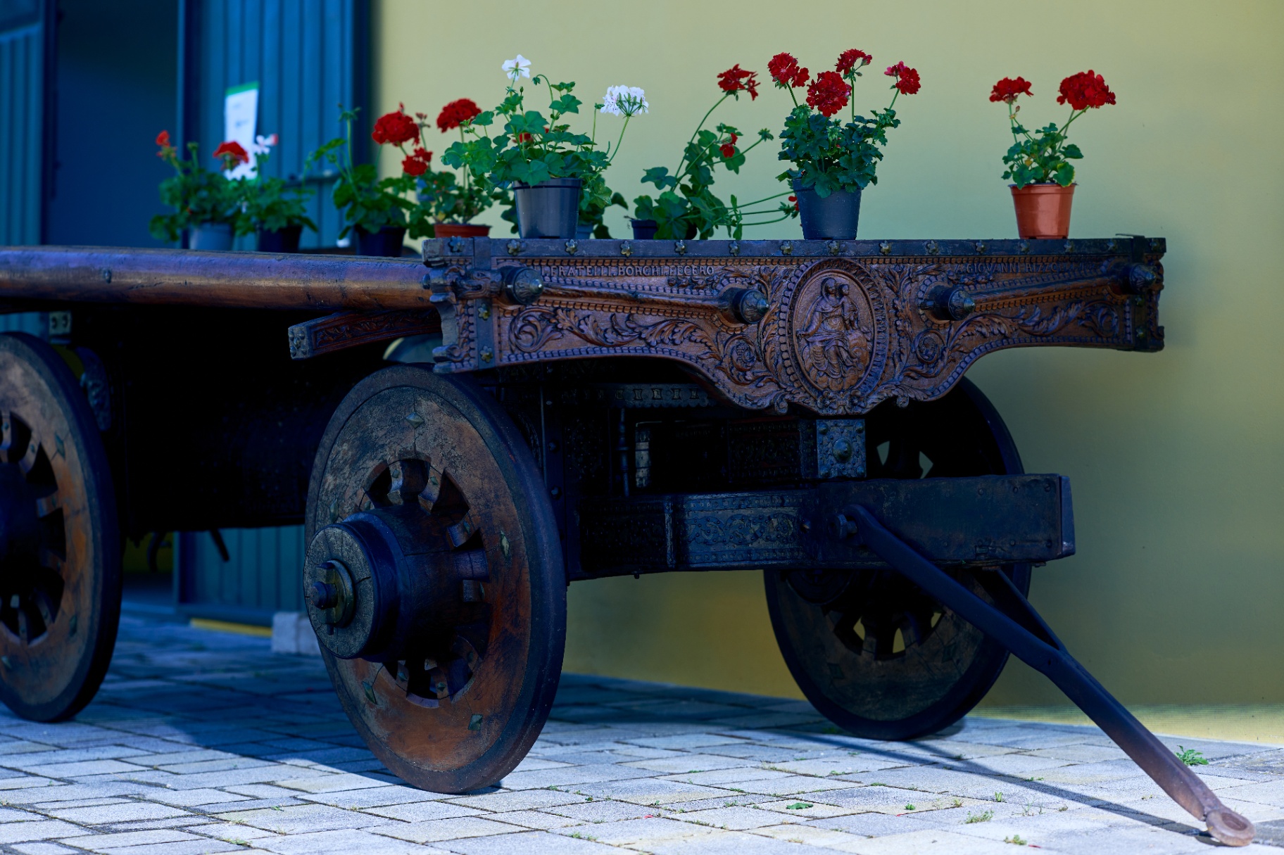 Carro agricolo storico con vasi di gerani